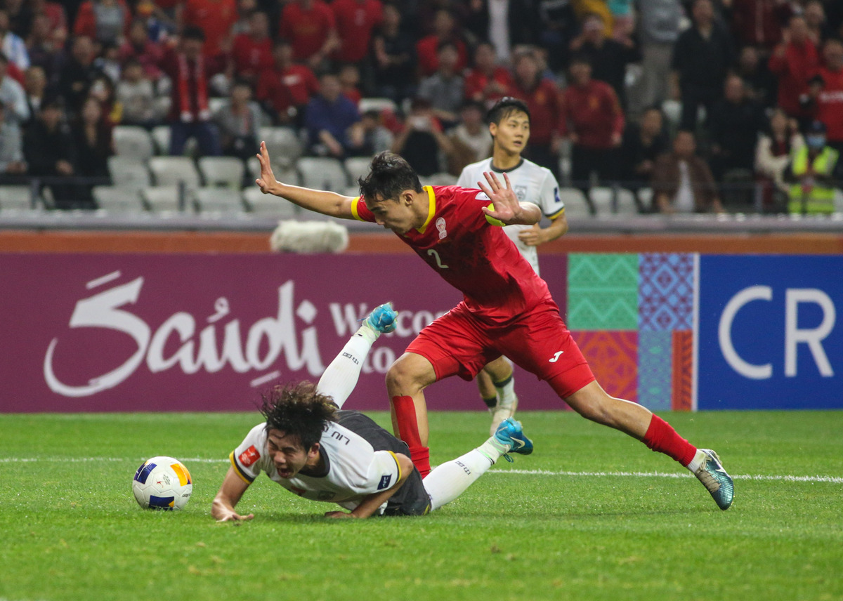 包含足球联赛战火重燃，每一场比赛都惊险刺激的词条