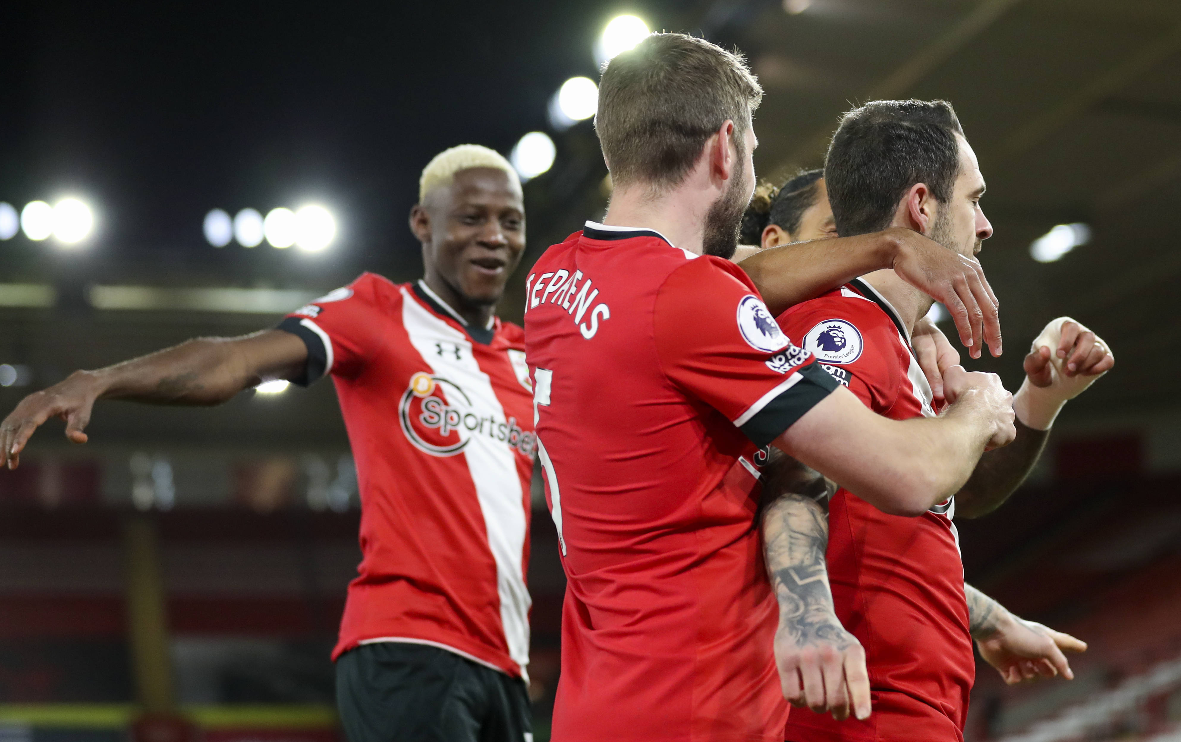 包含切尔西客场战平南安普顿：詹姆斯进球对手乌伦比惨死的词条